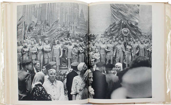 [Картье-Брессон Г. Люди Москвы] Cartier-Bresson H. The people of Moscow. New York: Simon and Schuster, 1955.